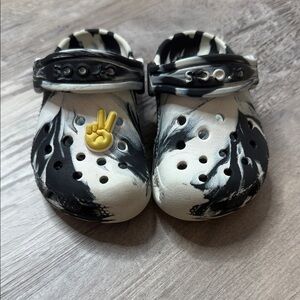 Toddler black and white marble crocs size 6c